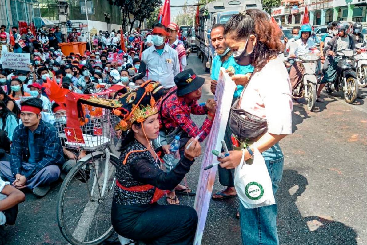 Protesters participating in the Write for Right campaign © Chuu Wai Nyein