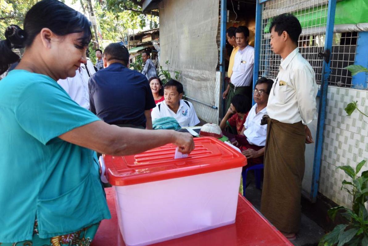 Woman voting for the 2020 elections © Frontier Myanmar