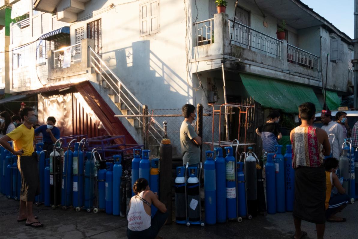 People queuing to refill their oxygen tanks to cure their loved ones at home © Anonymous Myanmar photographer