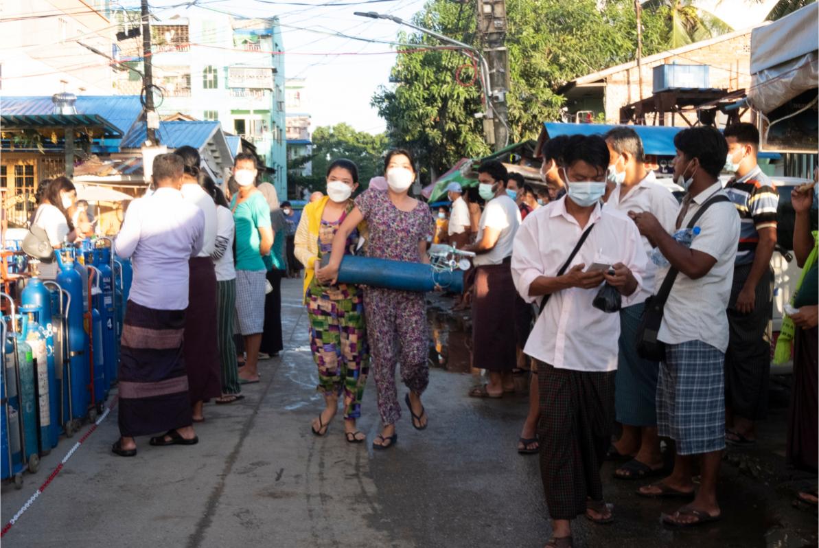 People queuing for oxygen © Anonymous Myanmar photographer