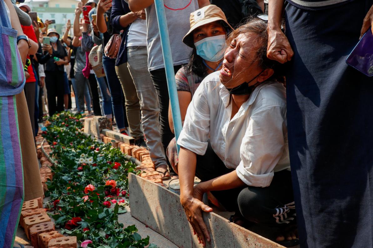 Families mourning those who lost their lives © Anonymous Myanmar photographer