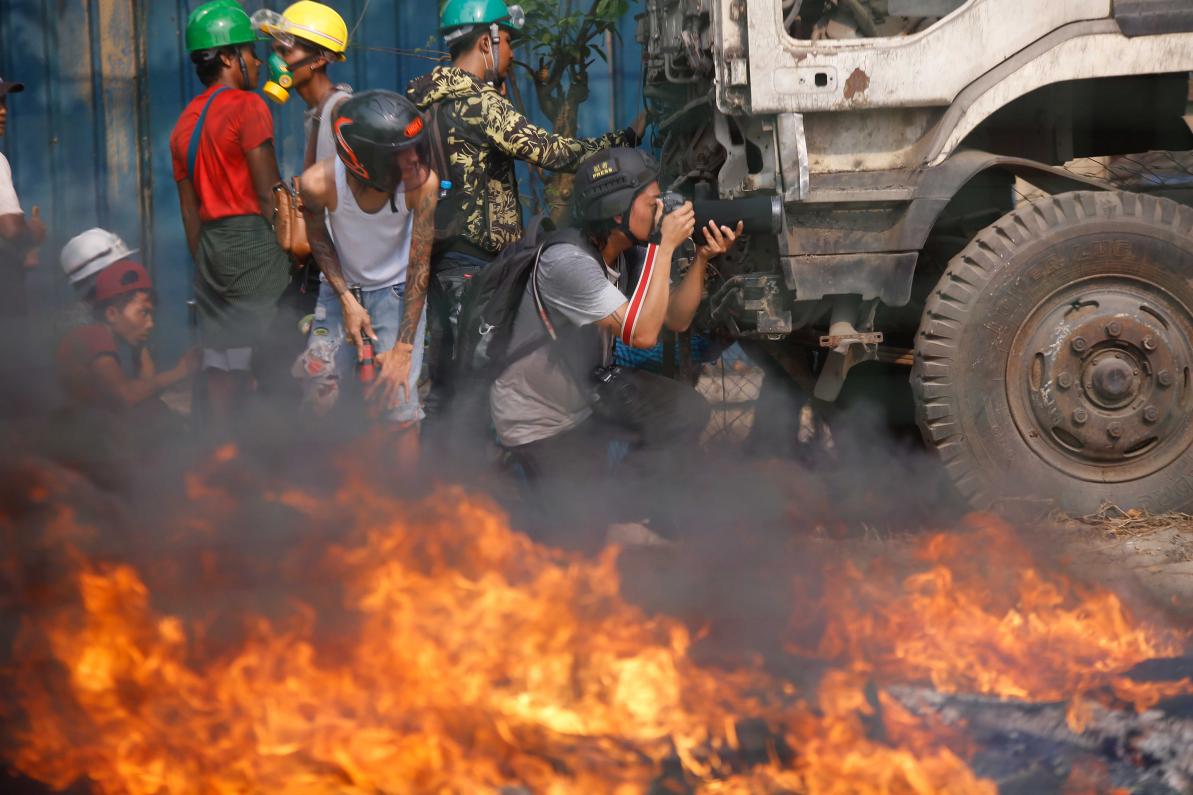 Photojournalist behind a truck © Anonymous Myanmar photographer